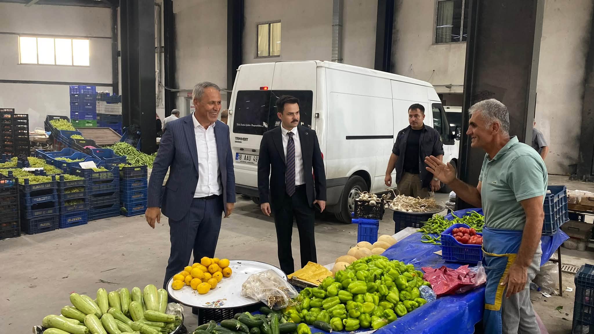 BAŞKANIMIZ HASAN SOPACI, KAYMAKAMIMIZ HARUN ARSLANARGUN İLE BİRLİKTE PAZAR ESNAFI VE HEMŞEHRİLERİMİZLE BULUŞTU